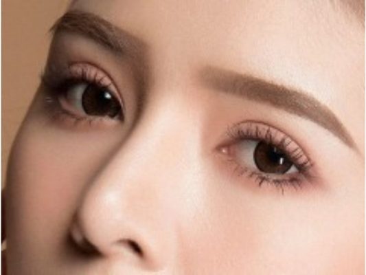 Kẻ thêm eyeliner giúp đôi mắt sắc nét