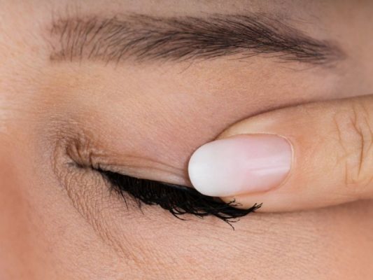 Cách chăm sóc vùng da mắt nhạy cảm luôn trẻ trung